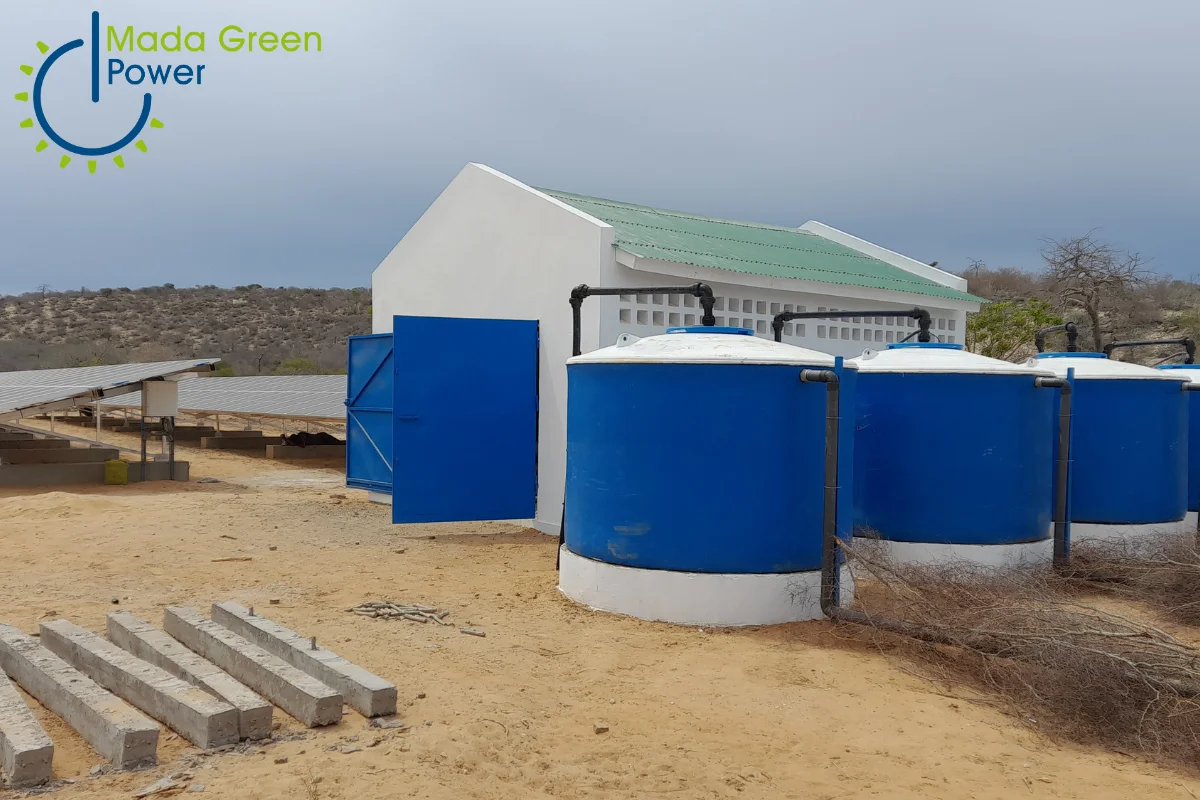 Station de dessalement d'eau saumâtre couplée à un système de panneau solaire, installée par Mada Green Power à Madagascar