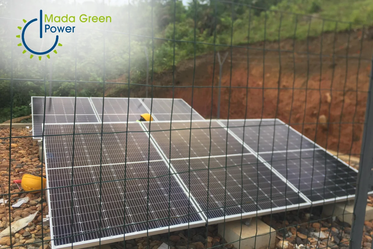 Champ de panneaux solaires conçu pour alimenter le système photovoltaïque avec batterie lithium solaire d'un lodge isolé à Madagascar.