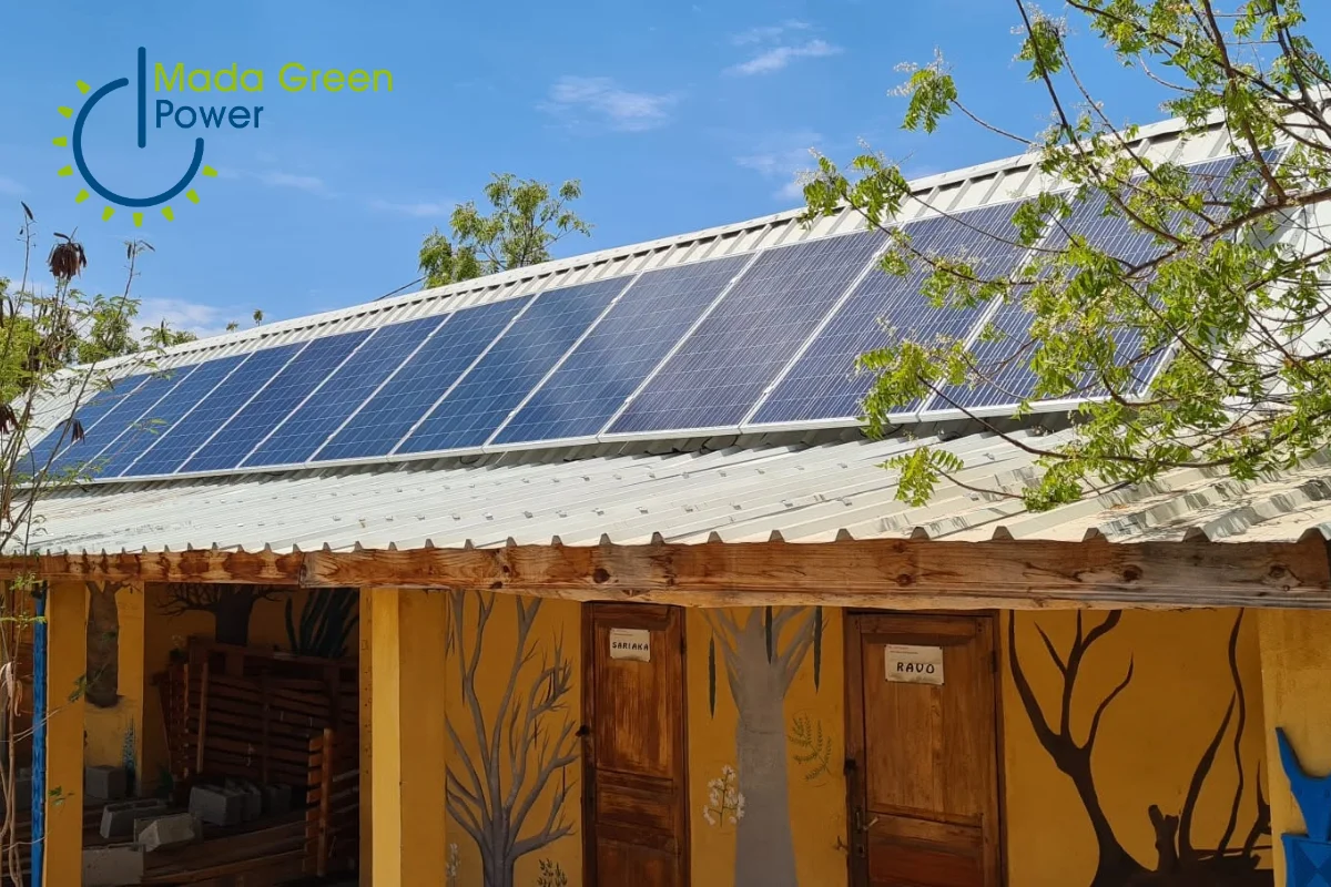 Panneaux photovoltaïques installés sur le toit d'un lodge isolé à Madagascar, connectés à un système d'autonomie avec batterie lithium solaire