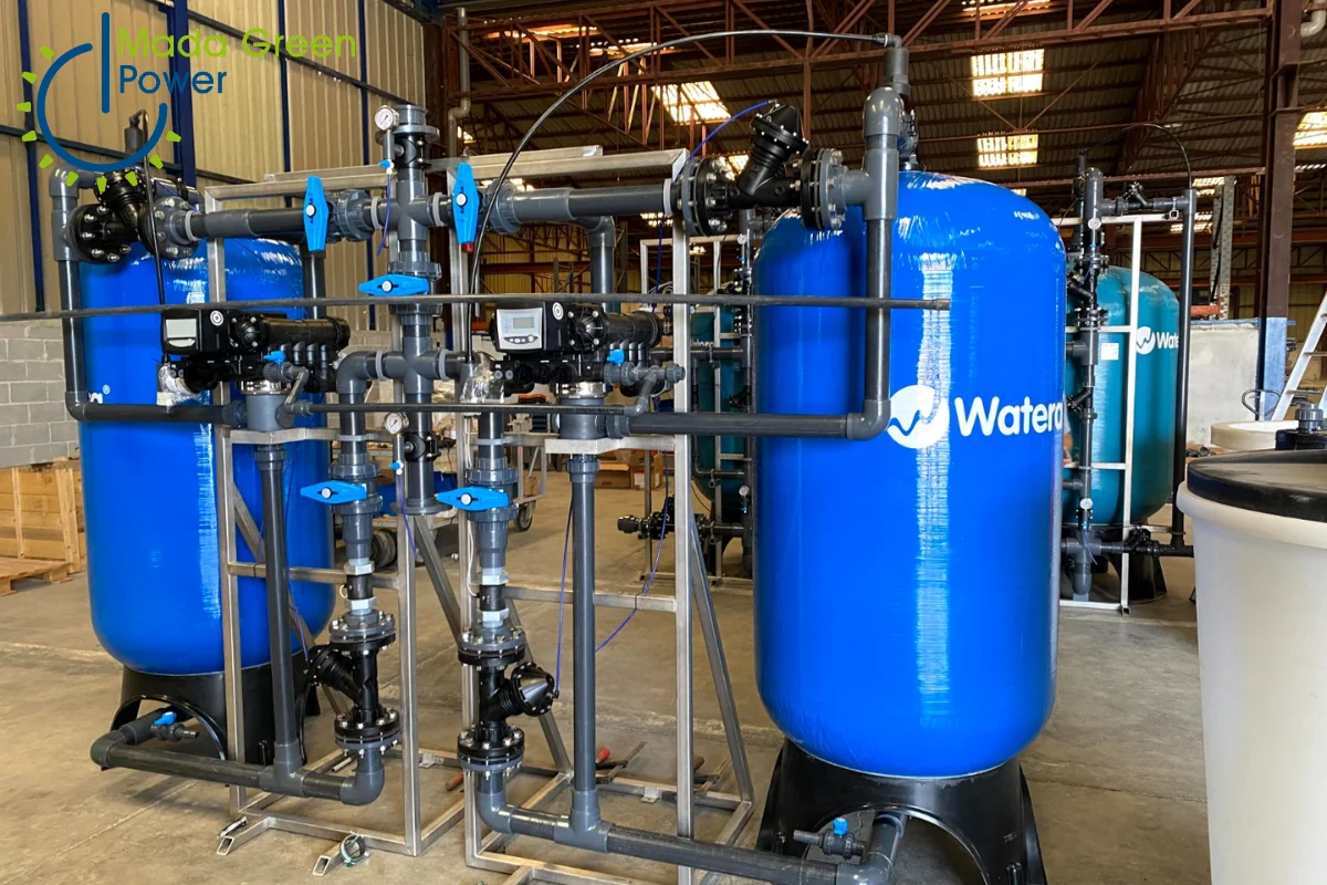Installation d’un système de traitement d’eau Watera alimenté par panneau solaire, mise en place par Mada Green Power à Madagascar